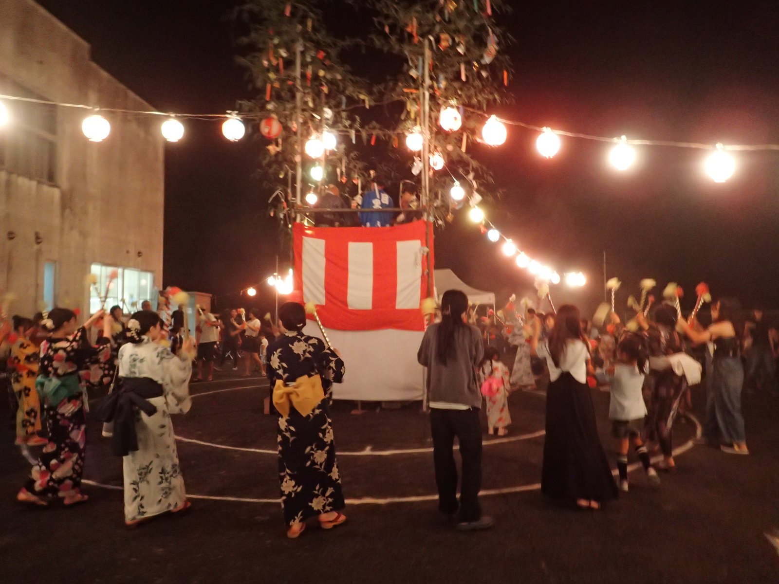 夏祭りの盆踊り