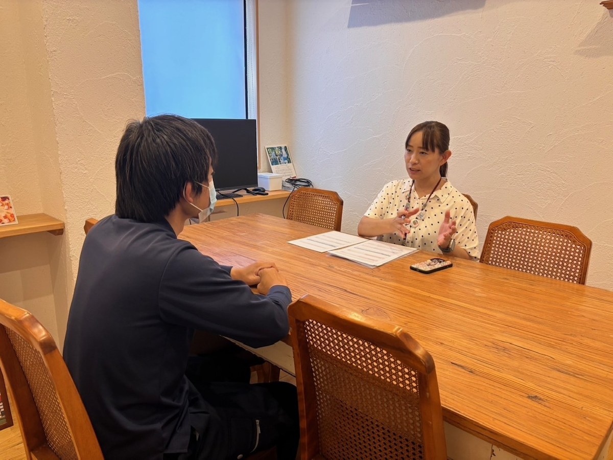 インタビューに答える大内工場長