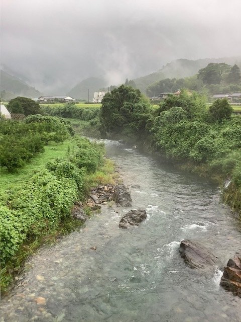 山あいを流れる清流